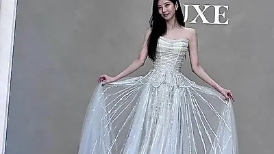 少女时代徐玄礼服照惊艳亮相，清纯与优雅并存