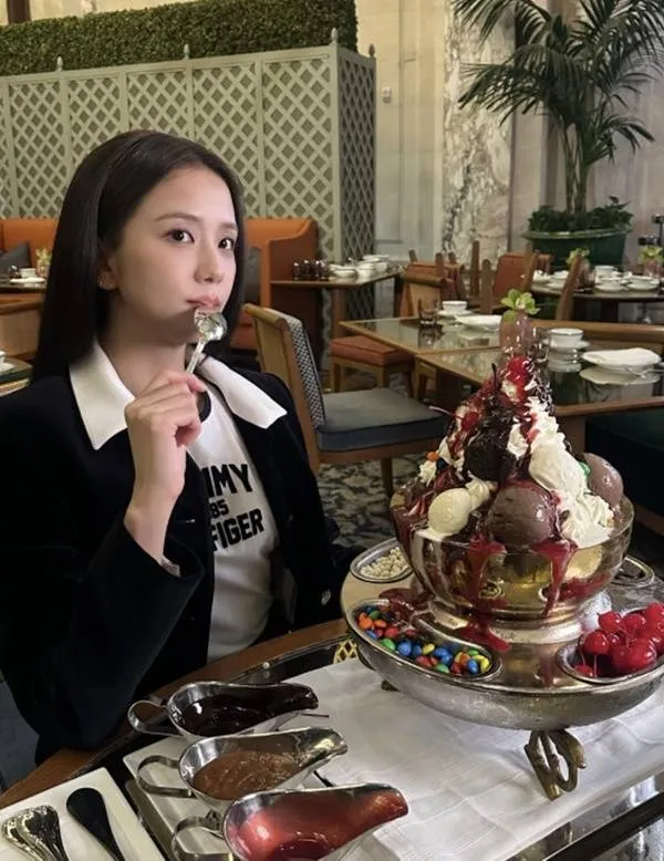BLACKPINK Jisoo: Who Is Sweeter? — An Ice Cream and Snowball Fight
