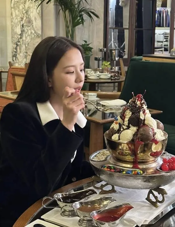 BLACKPINK Jisoo: Who Is Sweeter? — An Ice Cream and Snowball Fight