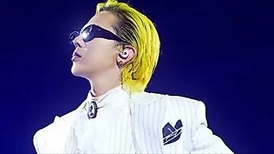 G-Dragon cứu nguy đạo diễn camera khỏi tai nạn ngã trên sân khấu