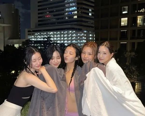 ITZYユナ、水着姿で魅せる完璧なスタイル!メンバーたちの水着対決も話題に