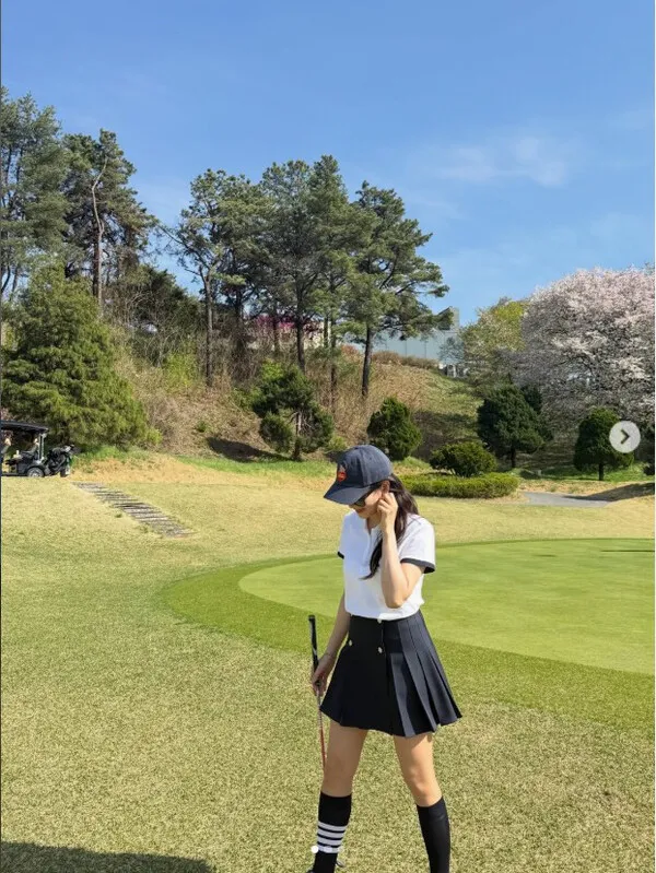 Seo Yu-ri：“这是休闲还是走秀？”手持高尔夫球杆，挥杆动作如何？