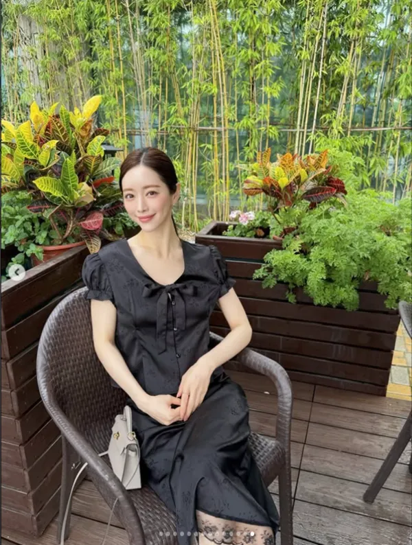 ホン・スア、「整形手術は大成功でした」中国で精力的に活動中