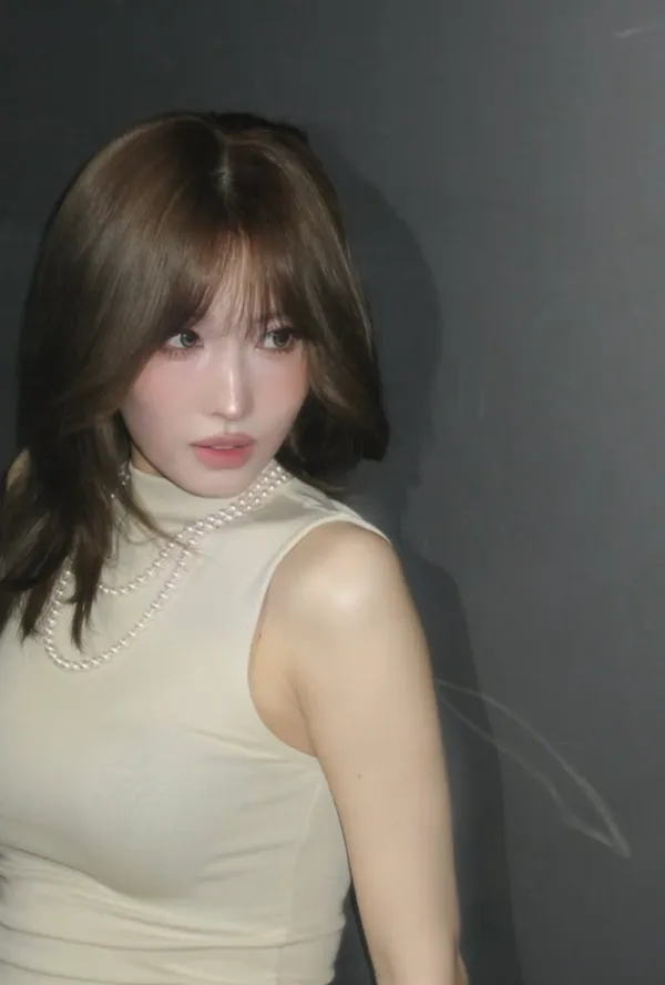 TWICE Momo draws attention with stunning curves behind her slender silhouette