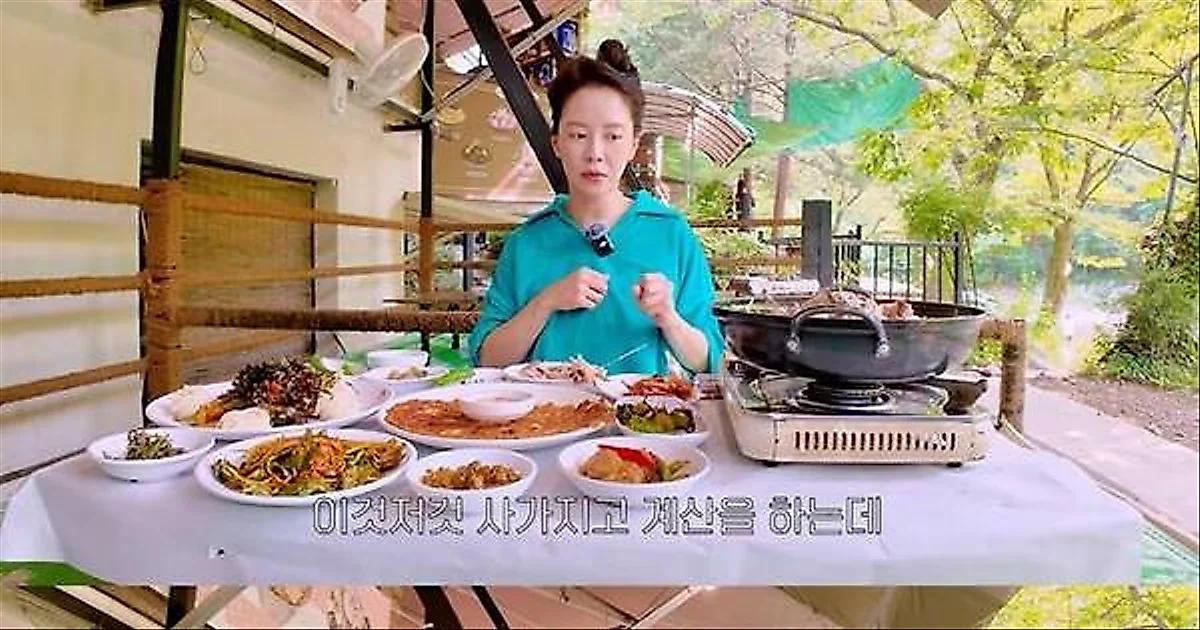 Song Ji Hyo kể chuyện bị nhân viên cửa hàng tiện lợi theo đuôi