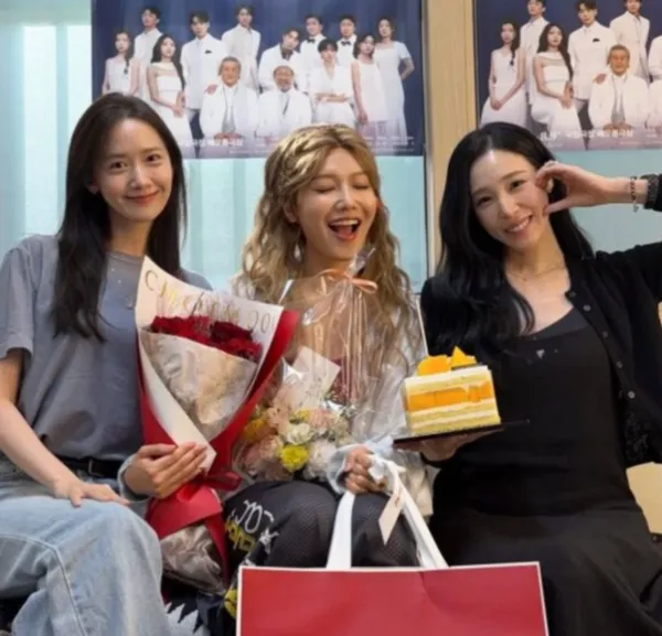 Byun Yo-han's Date Outfit vs. Tiffany's Gray Tee: Yoona and Girls' Generation's Friendship