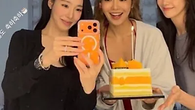Yoona gây chú ý khi xuất hiện cùng cặp đôi Byun Yo-han và Tiffany Young