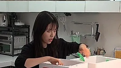 Min Do-hee (Lời Hồi Đáp 1994) tìm việc làm thêm để trang trải cuộc sống