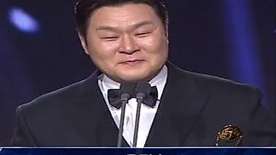 Yoon Kyung-ho breaks into tears after winning first Best Supporting Actor award