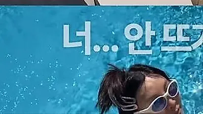 Hwang Shin-hye stuns in swimsuit, rivaling actress daughter Lee Jin-i