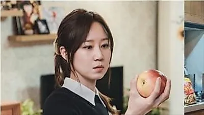 Gong Hyo-jin bộc phát bản năng sát thủ khi bị mẹ chồng ném táo