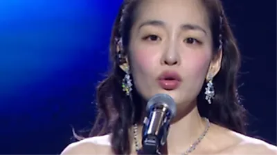 Kim Min Ha stuns with opening performance at 5th Blue Dragon Series Awards