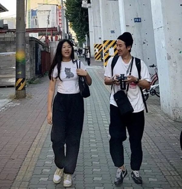 オム・テウン&ユン・ヘジン夫妻、178cmの娘を悪用した偽広告に「激怒」