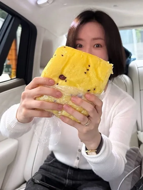 Han Ji-min's 'mischievous charm' with a tiny steamed bun—enough to captivate Choi Jung-hoon, who is 10 years younger