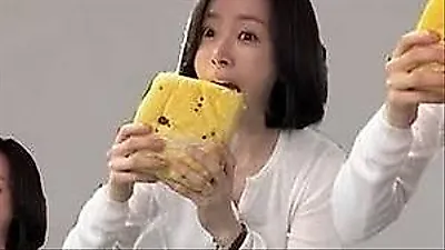 Han Ji Min charms fans with adorable corn bread photo