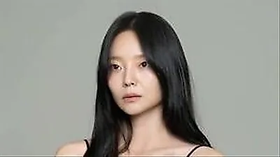李絮公开全新形象照：展现岁月沉淀的深度美学