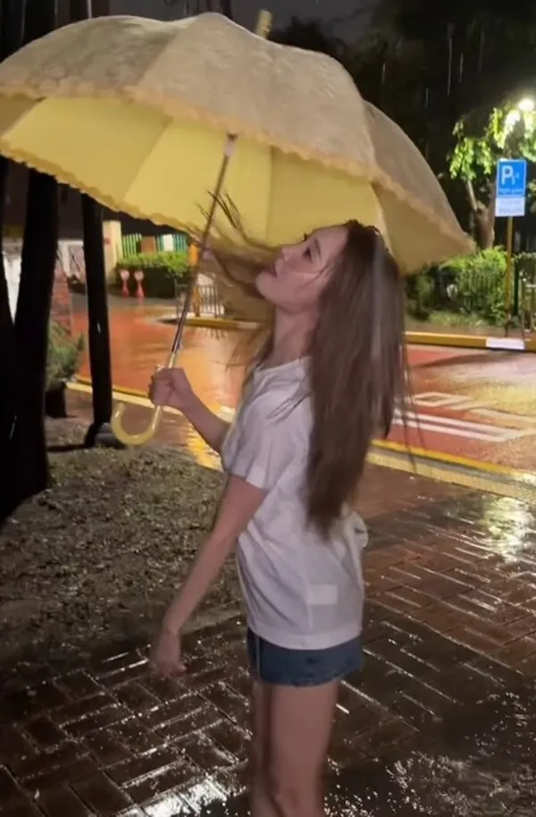 Sunmi quăng ô dưới mưa xối xả, nhảy cực cháy với 'Forever July'