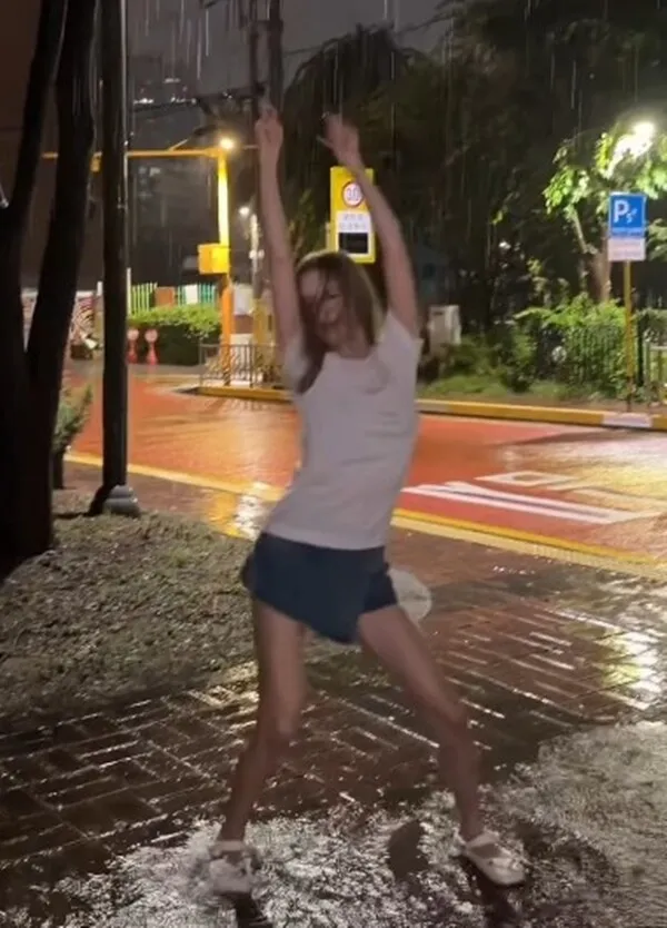 Sunmi quăng ô giữa cơn mưa xối xả, nhảy cực cháy với 'Forever July'