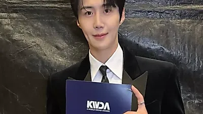 Kim Seon-ho sparks 'Photoshop' debate with award ceremony photos