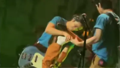 FTISLAND's Lee Hong-gi Forgets His Age, Jumps From the Stage and Struggles in Pain