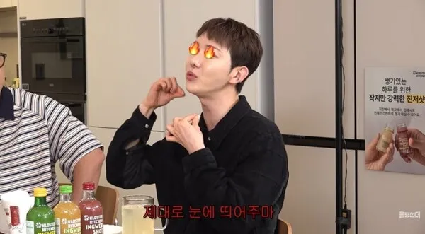 Jo Kwon, dù từng ở thời kỳ đỉnh cao với biệt danh 'Kkap-kwon' nhưng vẫn phải sống trong cảnh khó khăn, phải gội đầu bằng nước lạnh của mẹ
