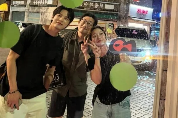 From First Kiss Scene to Real-Life Marriage: Yoon Sun-woo and Kim Ga-eun Reunite with the PD Who Directed Them