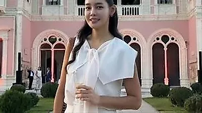 Ahn Hyun Mo khoe khí chất thanh lịch tại dinh thự cổ kính ở Pháp