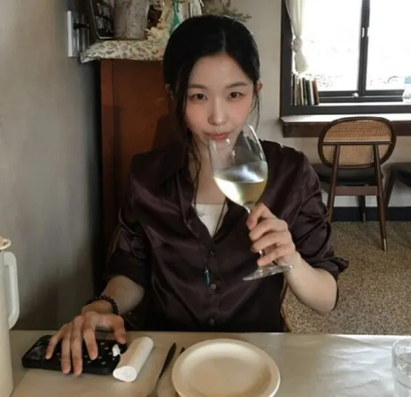 Yoon Gai shares moments of relaxation in Jeju following public relationship reveal with Jang Ki-ha