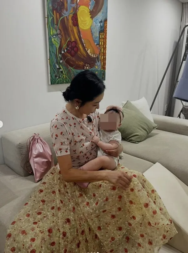 イ・ヘヨン「大叔おばあちゃんになった」赤ちゃんを抱いて満面の笑み