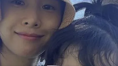 Jo Yoon-hee enjoys healing trip to Jeju Island with daughter