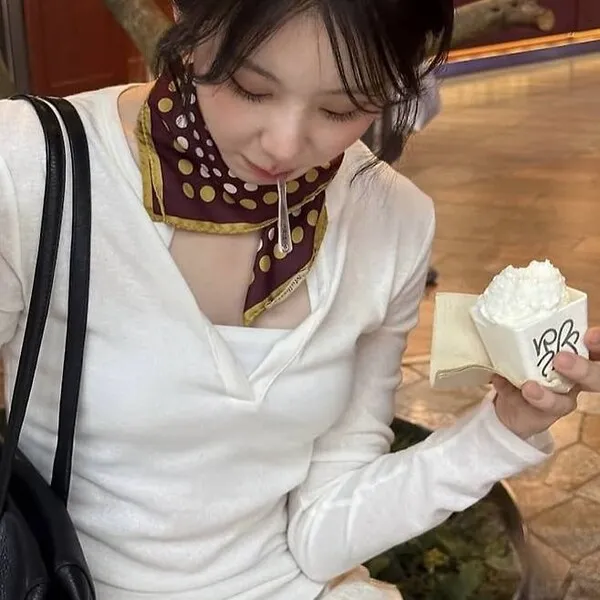 Lee Chaeyeon bị hiểu lầm là đang hút thuốc khi đang ăn kem