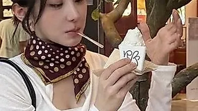 Lee Chae-yeon gây hiểu lầm là đang hút thuốc khi ăn kem