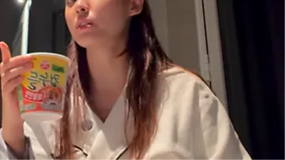 Seolhyun devours three packs of ramen at midnight in Phu Quoc, then goes running