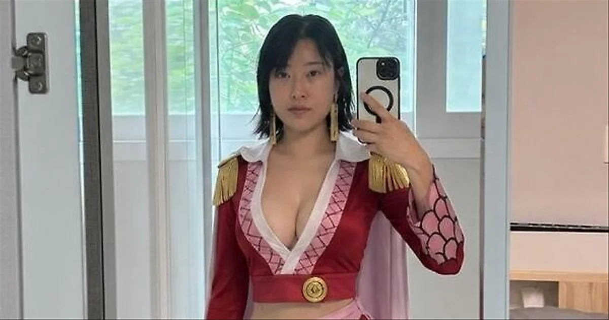 イ・セヨン、強烈なコスプレと圧倒的なシルエットで視線を釘付けに