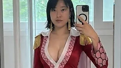 イ・セヨン、強烈なコスプレと圧倒的なシルエットで視線を釘付けに
