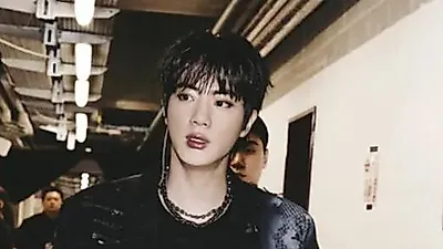 BTSのジン、ブリュッセル公演で彫刻のようなビジュアルを披露しファンを魅了