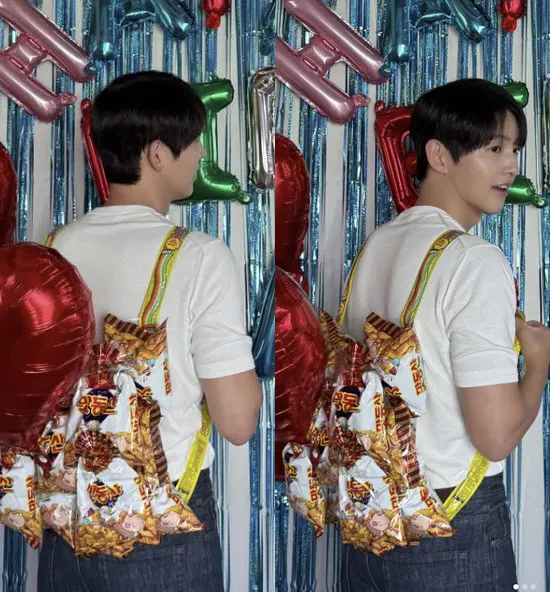 Song Joong-ki, thay vì túi xách hàng hiệu lại chọn túi bánh kẹo - Thực tế của người cha hai con ở tuổi 41