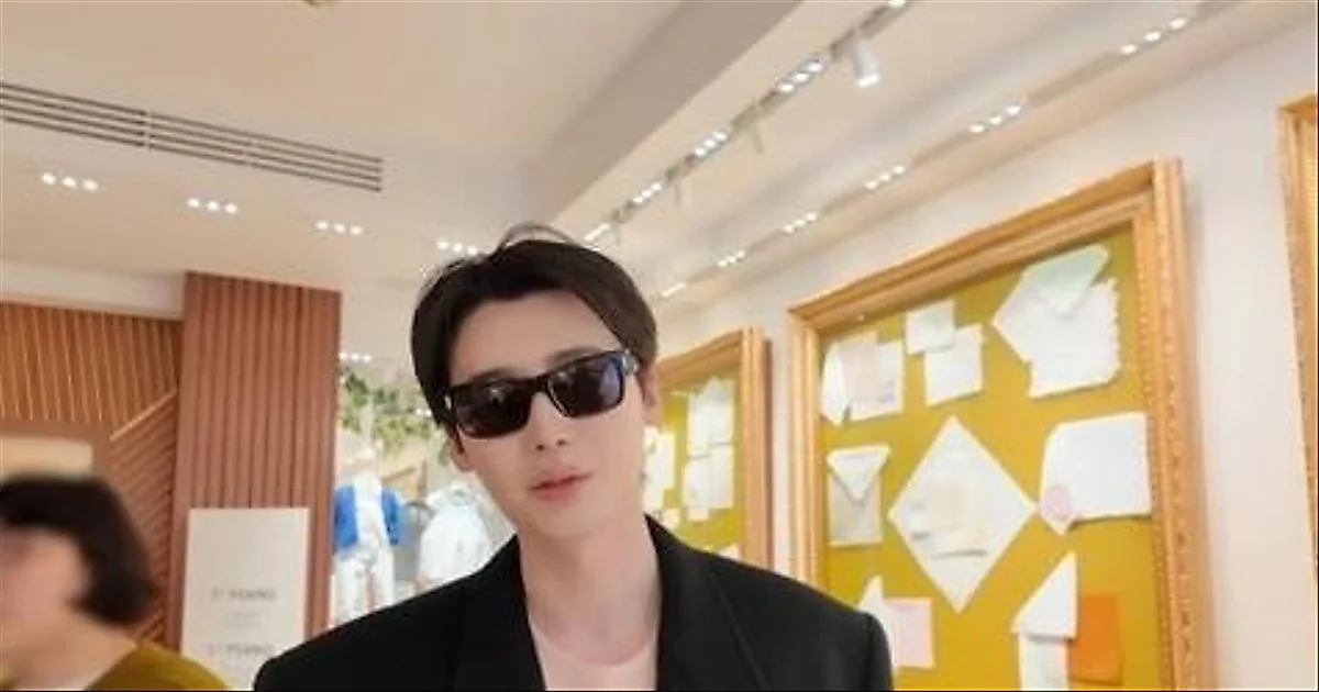 【値下げ】イジョンソク　2019 年公式商品（貴重） イ・ジョンソクがフィレンツェで「爆買い」？スタイリストへ数百万円の
