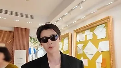 Lee Jong-suk trở thành 'đại gia' tại Florence khi mua sắm không ngừng nghỉ