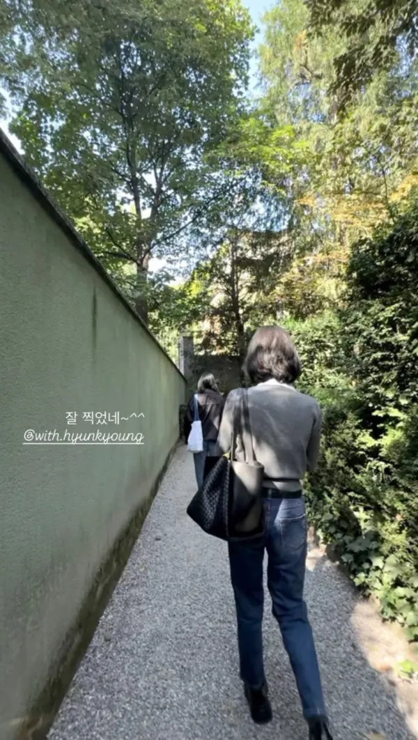 ソン・ヘギョ、圧倒的な若々しい美貌、後ろ姿がさらに美しいという皮肉なほど完璧な姿