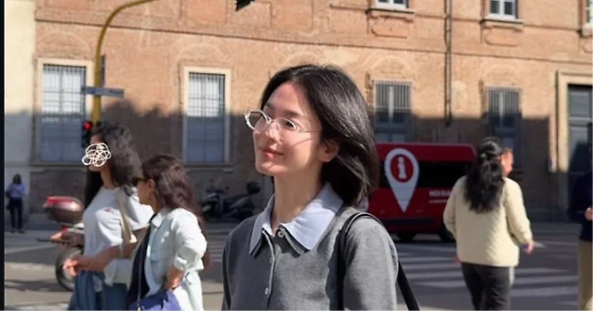 宋慧乔分享日常街拍，背影展现修长身形与秋季时尚感