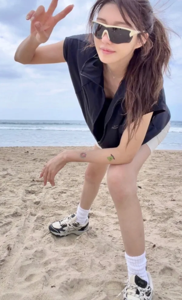 Lee Ji-ah, 48, looks like she's in her 30s from behind? Her face looks like she's in her 20s
