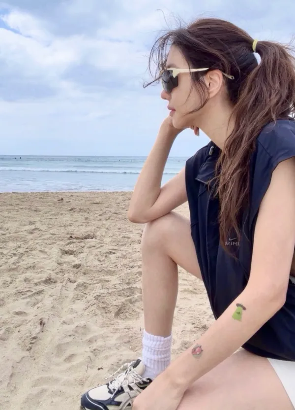 Lee Ji-ah, 48, looks like she's in her 30s from behind? Her face looks like she's in her 20s