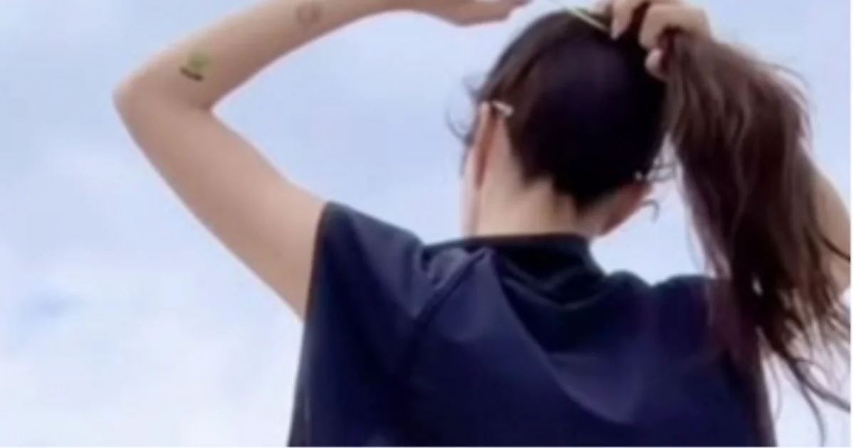 Lee Ji-ah stuns in sporty beach look, defying her age