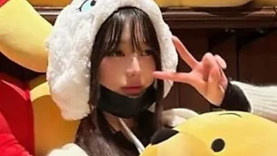 IVE's Jang Won-young exudes princess vibes at Disneyland