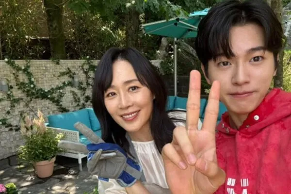 'Is she really 50?' Moon Jung-hee reveals sharp 11-line abs at the gym