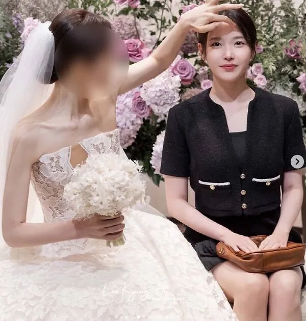 結婚式のゲスト、IUの髪を整える新婦―10年付き添うスタイリストの絆
