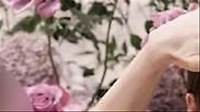 IUの髪を整える新婦、10年来のスタイリストとの絆が垣間見える結婚式
