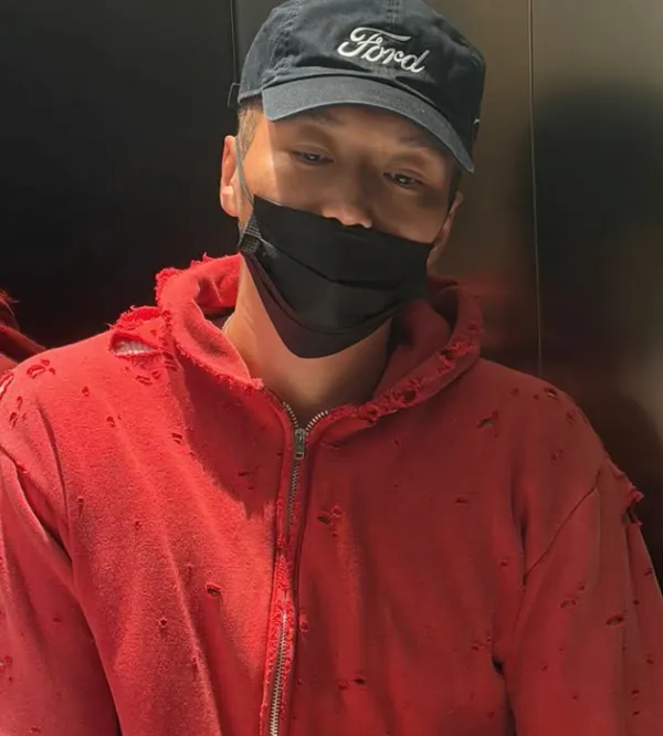 ピョン・ヨハン、ダメージ加工のフーディー姿を公開!ファンが妻ティファニー・ヤンを召喚し愉快な反応が続々