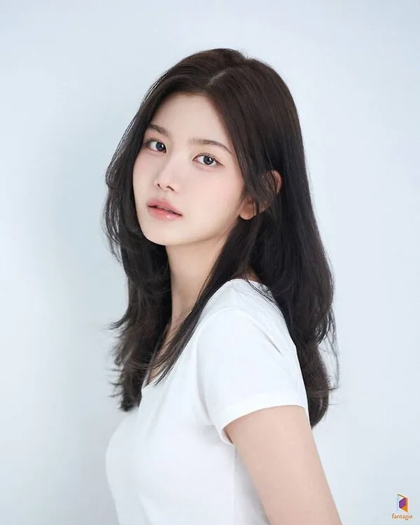 Joo Sang-wook's daughter Yoo Ji-an sheds blonde hair for ultimate innocent look